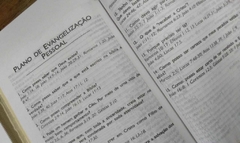 Bíblia sagrada com ajudas adicionais letra hipergigante - capa luxo marfim raiz na internet