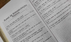Bíblia sagrada com ajudas adicionais letra hipergigante - capa com zíper preta na internet