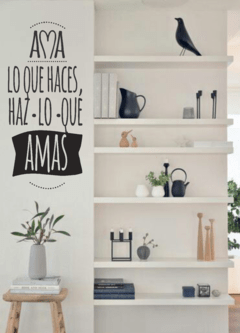 Vinilo Decorativo Frase 130 l AMAR LO QUE UNO HACE