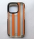 Funda Rayada Naranja con bordes antishock y refuerzo de cámara para iPhone 15 Pro.