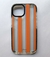 Funda Rayada Naranja con bordes antishock y refuerzo de cámara para iPhone 15.