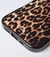 Funda para iPhone 16 con diseño de estampado de leopardo en tonos marrones y negros.