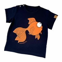 Remera PEZ NARANJA azul marino