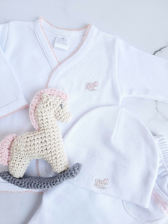 Ajuar Básico con Caballito Rosa - Regalos para Bebés | Tienda Online | Ajuares New Baby