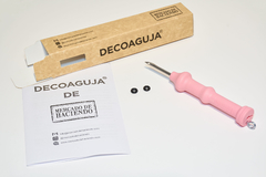 Decoaguja Mini color rosa de Mercado de Haciendo con la caja y el manual de instrucciones con los topes para ajustar la altura del bucle al bordar. Packaging Mercado de Haciendo