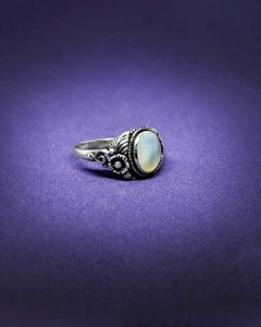 A 889 - Anillo de Plata 925 - Ovalo de nácar engarzado con flores de plata (12 mm)