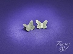 AR 680 - Aros de Plata 925 - Diseño Artesanal @dahojoyas - Pasantes Mariposas minimalistas texturadas (15 mm)