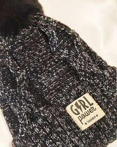 GO 647 - Gorro de Chenille Jaspeado con ochos y pompón de piel sintética