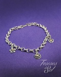 P 588 - Pulsera de Plata 925 - Roló chico (5 mm) con 3 dijes de flores con centro de Oro (8 mm)