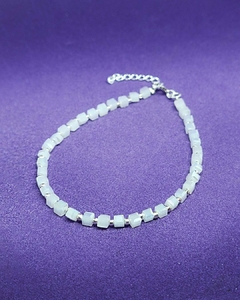 P 681 - Pulsera con Cristales cuadrados Blanco Lunar y bolitas de plata