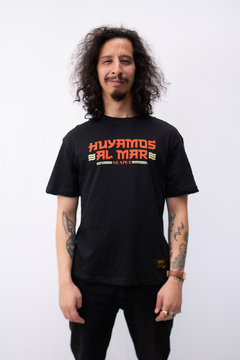 HUYAMOS AL MAR T•SHIRT NEGRA - comprar online