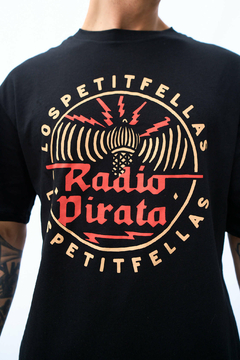 RADIO PIRATA T•SHIRT NEGRA - comprar online