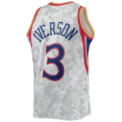 Philadelphia 76ers Allen Iverson Mitchell & Ness White Hardwood Classics 1996/97 Lunar New Year Swingman Jersey en internet