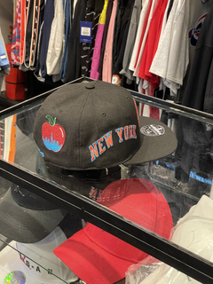 Mitchell & Ness Knicks HL City Fitted Cap en internet