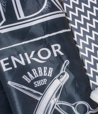 PEINADOR * CAPA DE CORTE DE TELA ESTAMPADA MODELO BARBER ENKOR (3512) CON GANCHOS METALICOS - comprar online