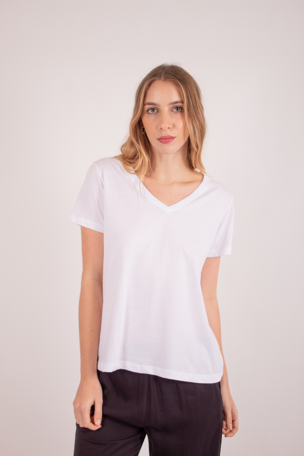 Remera Paula Blanca cuello V SOFIA CAPUTO