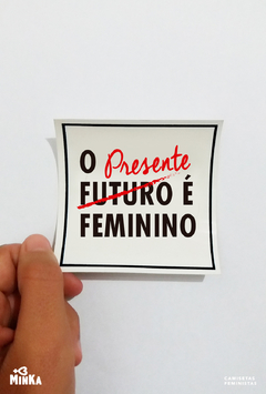 adesivo feminista o presente é feminino - minka camisetas