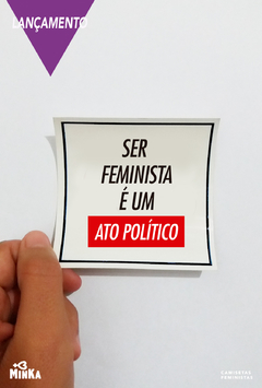 adesivo feminista ser feminista é um ato político - MinKa Camisetas