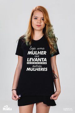 Camiseta Seja Uma Mulher Que Levanta Outras Mulheres - MinKa Camisetas Feministas