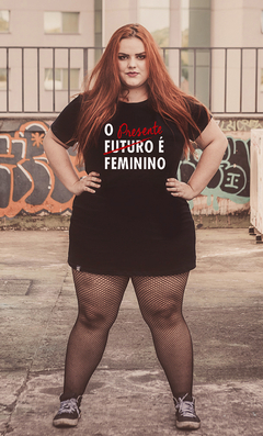 Vestido O Presente é Feminino - MinKa Camisetas Feministas