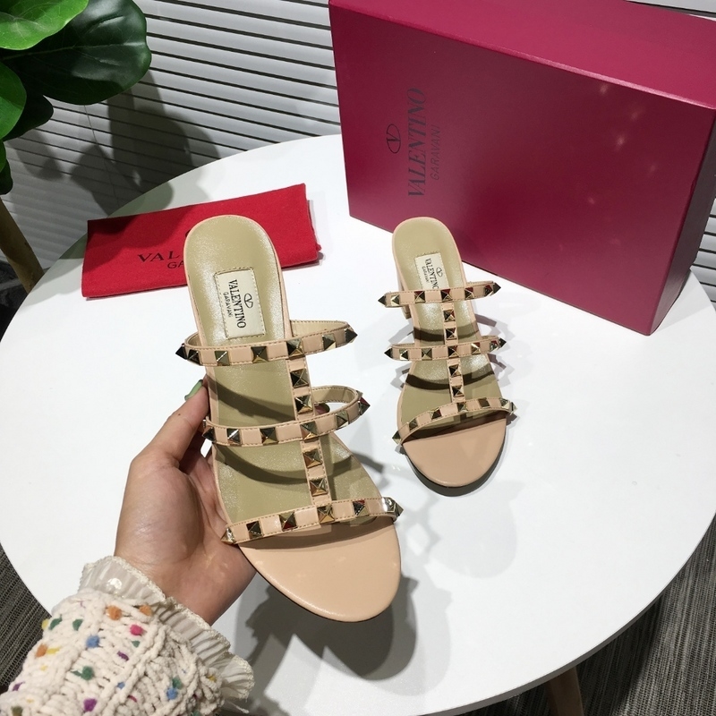 Sand lia Rockstud de couro Valentino Garavani