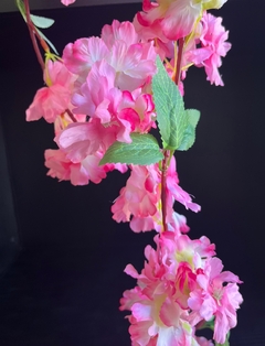 Guirlanda artificial com flores rosa - comprar online