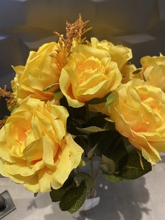 Buquê com rosas amarelas 40cm na internet