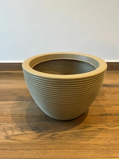 VASO DE POLIETILENO OVAL 30X42CM - AREIA na internet