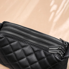 Bolsa em couro macio elegante mulher