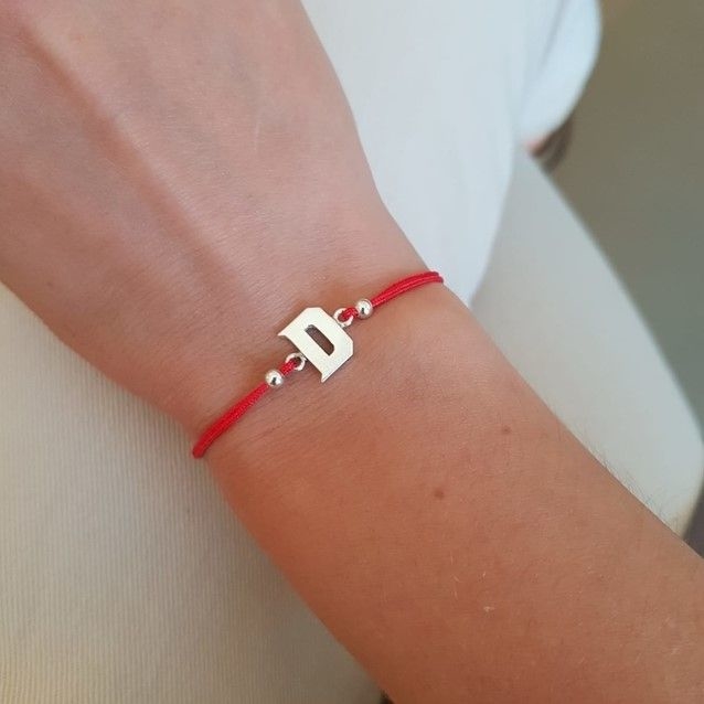 Pulsera Hilo Rojo con Inicial