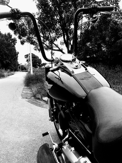 Imagem do Guidão Seca Sovaco - 14" Pol. Altura - Tubo 1.1/4" Pol. - PRETO - Harley Davidson - Fat Boy (Com Acelerador Eletrônico)