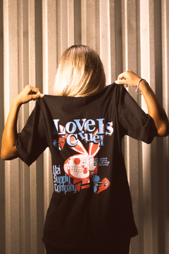 CAMISETA UZI "LOVE IS CRUEL" na internet
