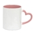 Caneca branca com interior rosa e cabo em formato de coração.