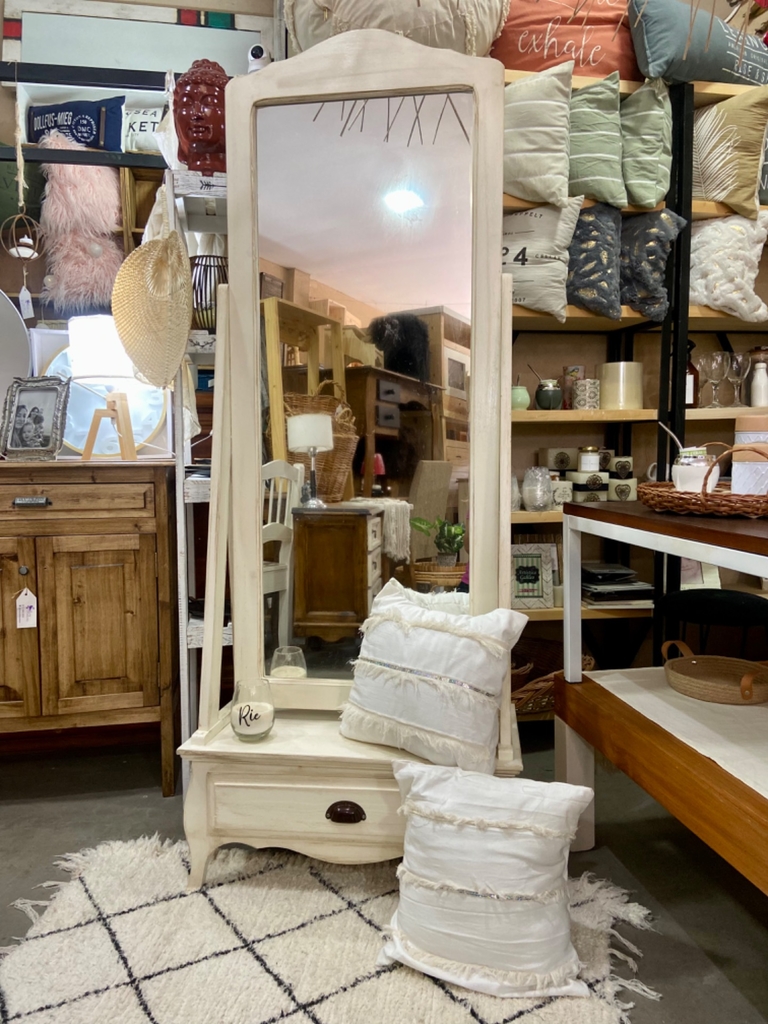 Marco de pie con espejo