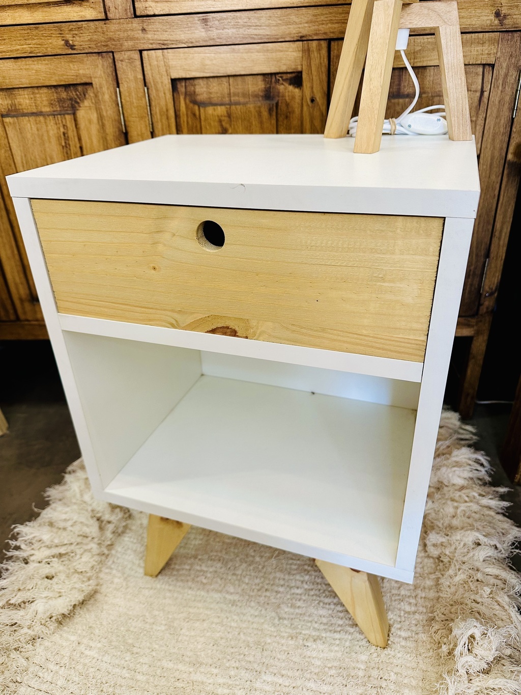 Mesa de luz un cajón y un hueco