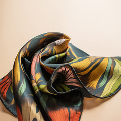 PAÑUELO VENADO DE ORO VERDE - VALISSE · 100% SILK SCARVES · A PIECE OF ART ·