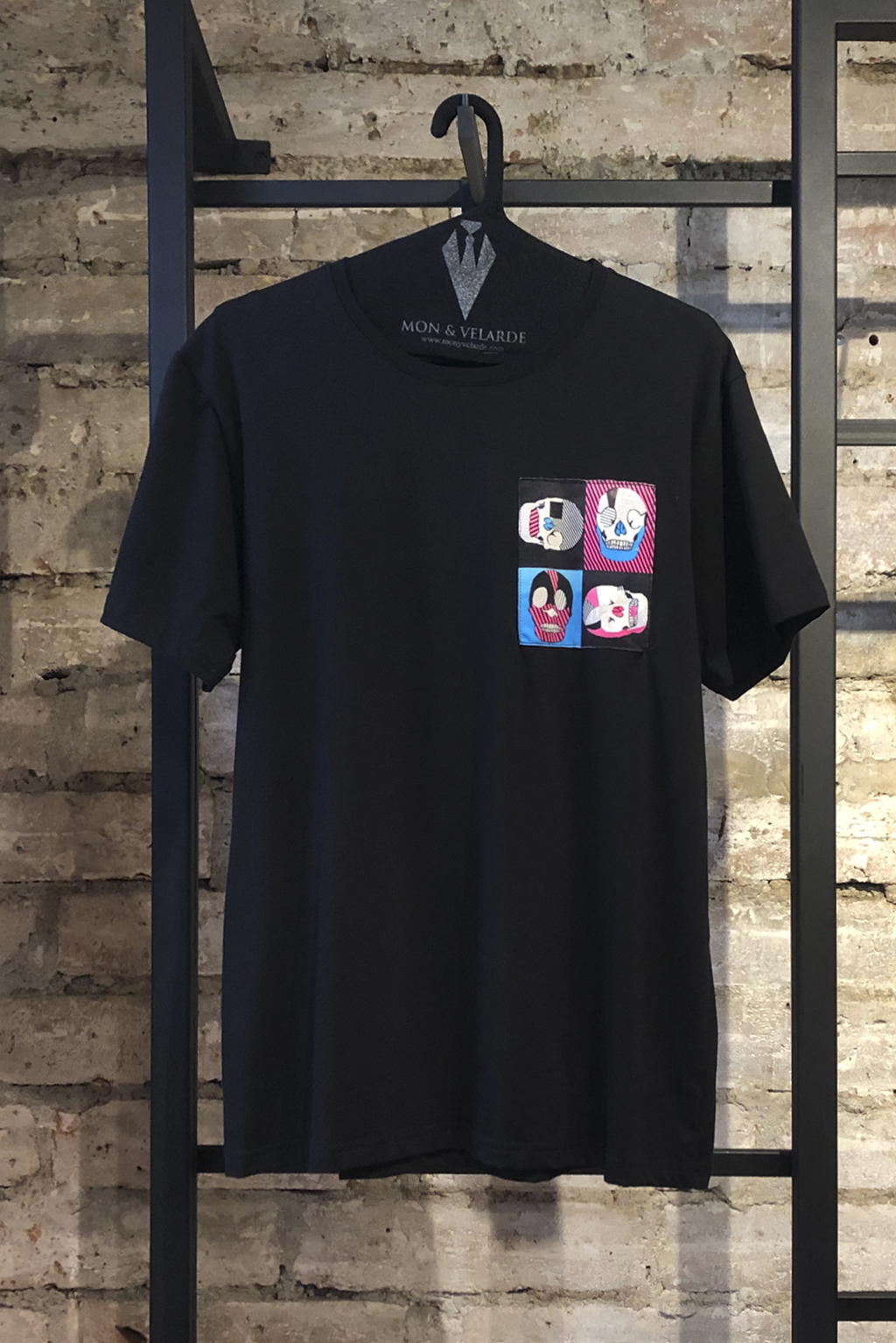 Camiseta negra con calavera best sale