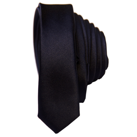 Corbata negra delgada en Colombia