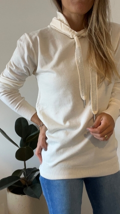 Sweater Camila con Capucha y Tachas - comprar online