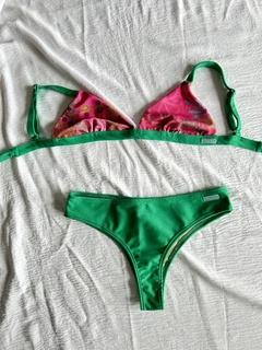 Bikini triangulito Estampado Bordado fucsia y verde en internet