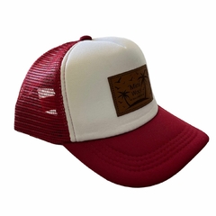 Gorra Trucker Bordo frente blanco - comprar online