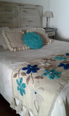 Pie de cama de picote bordado a mano con flores de colores - ulala