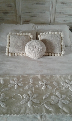 Imagen de Pie de cama de picote bordado a mano con flores tonos neutros