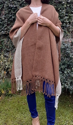 Pre venta Ruana de lana de llama color vicuña tejida en telar con guarda en internet
