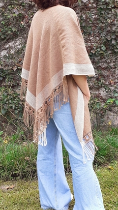 Pre venta Ruana de lana de oveja color camel tejida en telar con guarda - comprar online