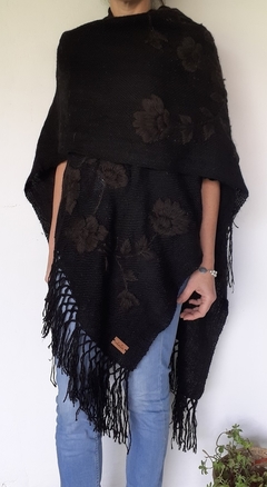 PRE VENTA Ruana de lana de llama color negro tejida en telar y bordada con motivos florales - comprar online