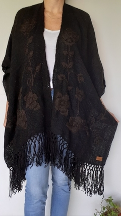 PRE VENTA Ruana de lana de llama color negro tejida en telar y bordada con motivos florales - comprar online
