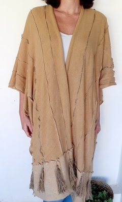 Ruana color camel de algodón rústico y gasa con detalle de bordado y borlas en internet