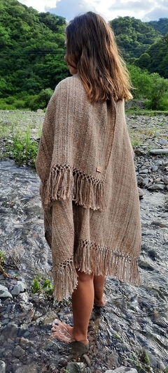 PRE VENTA Ruana de lana de llama tejida en telar color tabaco claro en internet