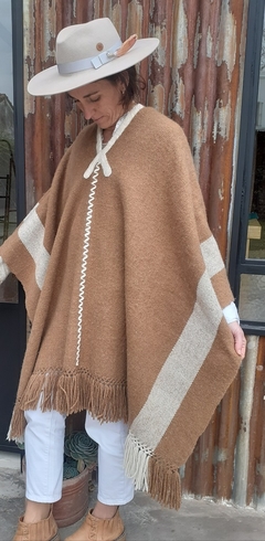 PRE VENTA Poncho camel de lana de llama tejido en telar con guarda natural - comprar online